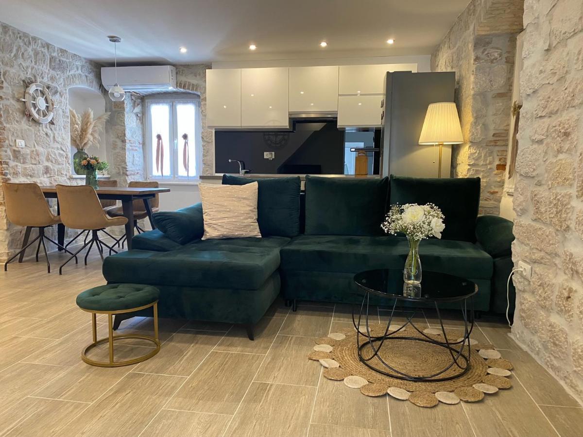 **stone House ** Center ** Old Town Apartment