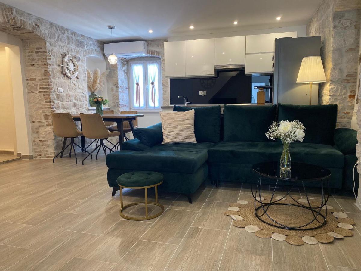 **stone House ** Center ** Old Town Apartment *